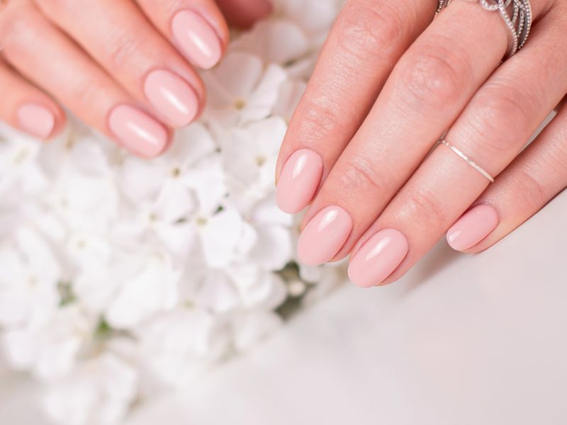 Mobilna kosmetyczka, makijaż i paznockie